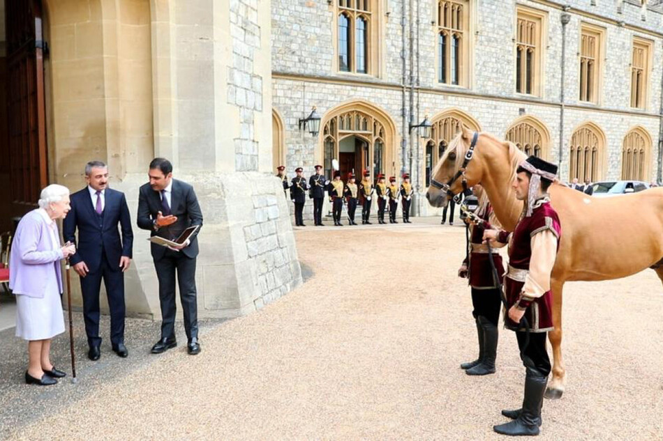 Королева Великобритании Елизавета II принимает подарок от президента Азербайджана в честь её Платинового юбилея, Карабахского скакуна по кличке &laquo;Шохрат&raquo; в Виндзорском замке, 18 мая 2022 года, Англия 