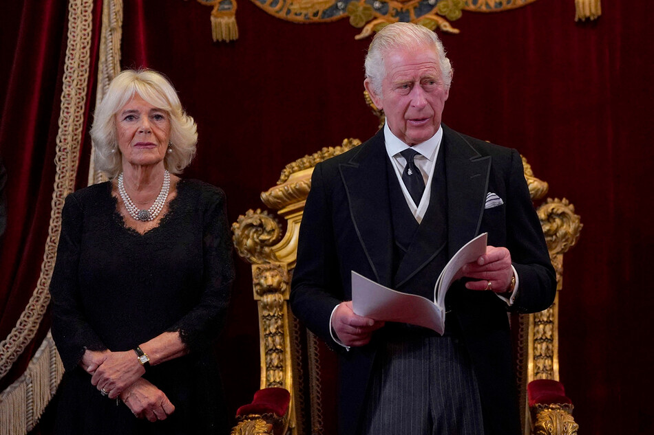 Камилла, королева-консорт слушает, как король Карл III выступает в Сент-Джеймсском дворце в Лондоне 10 сентября 2022 года, чтобы провозгласить Чарльза новым королем