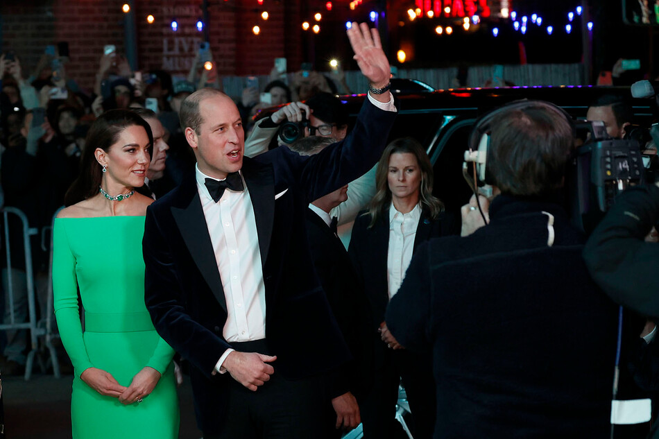 Кэтрин, принцесса Уэльская и принц Уильям, принц Уэльский приветствуют толпу во время прибытия на церемонию вручения экологической премии Earthshot Prize 2022 в MGM Music Hall в Фенуэе 2 декабря 2022 года в Бостоне, штат Массачусетс