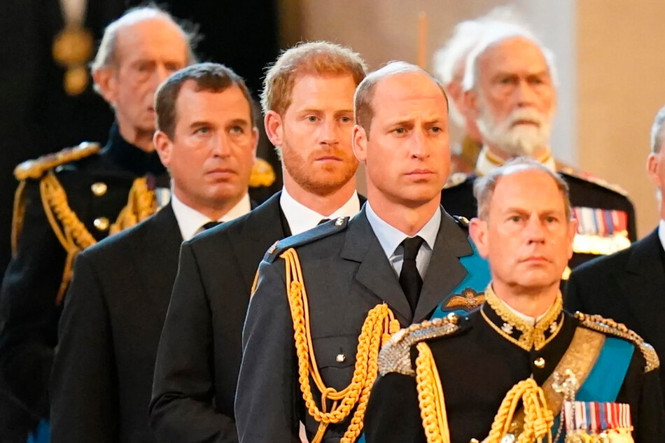 Принц Гарри с братом Уильямом, принцем Уэльским и членами королевской семьи в Вестминстерском-холе во время церковной службы в честь прибытия гроба королевы Елизаветы II в Лондон, Вестминстерский дворец 14 сентября 2022 года в Лондоне, Англия