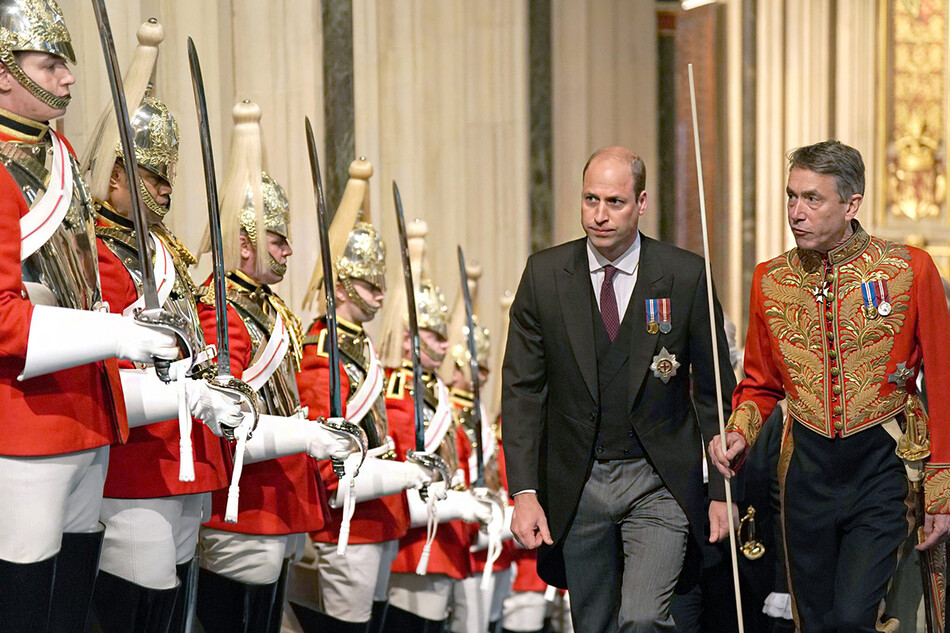 Принц Уильям, герцог Кембриджский проходит через Нормандское крыльцо на государственном открытии парламента в здании парламента в Лондоне, 10 мая 2022 года