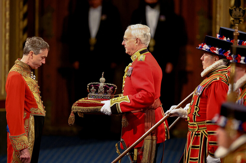 Императорская государственная корона прибывает в Королевскую галерею перед государственным открытием парламента в Палате лордов в Вестминстерском дворце, Лондон, 10 мая 2022 года