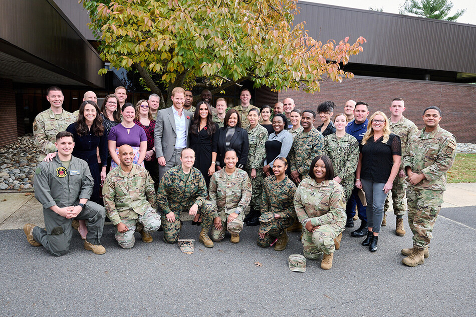 Принц Гарри и Меган Маркл с ветеранами армии США и членами их семей на военной базе МакГуайр-Дикс-Лейкхерст в Нью-Джерси, 2021