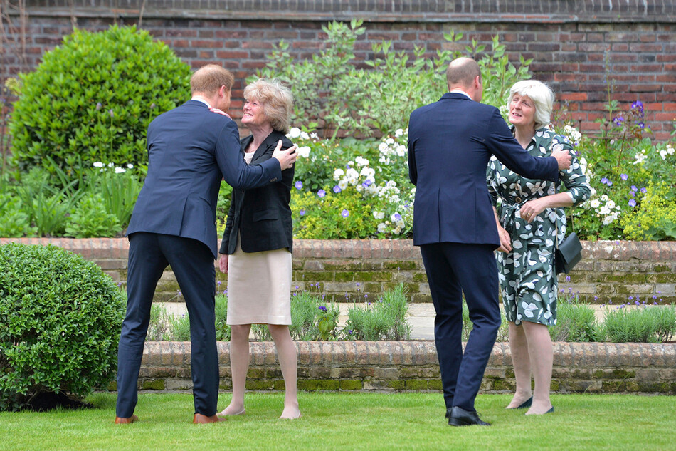 Принц Гарри и принц Уильям здороваются с сёстрами принцессы Дианы, леди Сарйо Маккоркодейл и леди Джейн Феллоуз во время открытия статуи принцессы Дианы, в садах Кенгирского дворца, 1 июля 2021