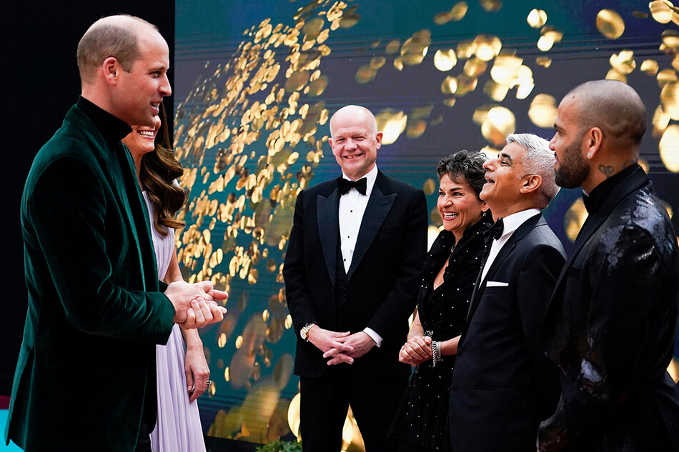 Принц Уильям, герцог Кембриджский и Кэтрин, герцогиня Кембриджская, принимают участие в церемонии вручения премии Earthshot Prize 2021 в Alexandra Palace 17 октября 2021 года в Лондон, Англия