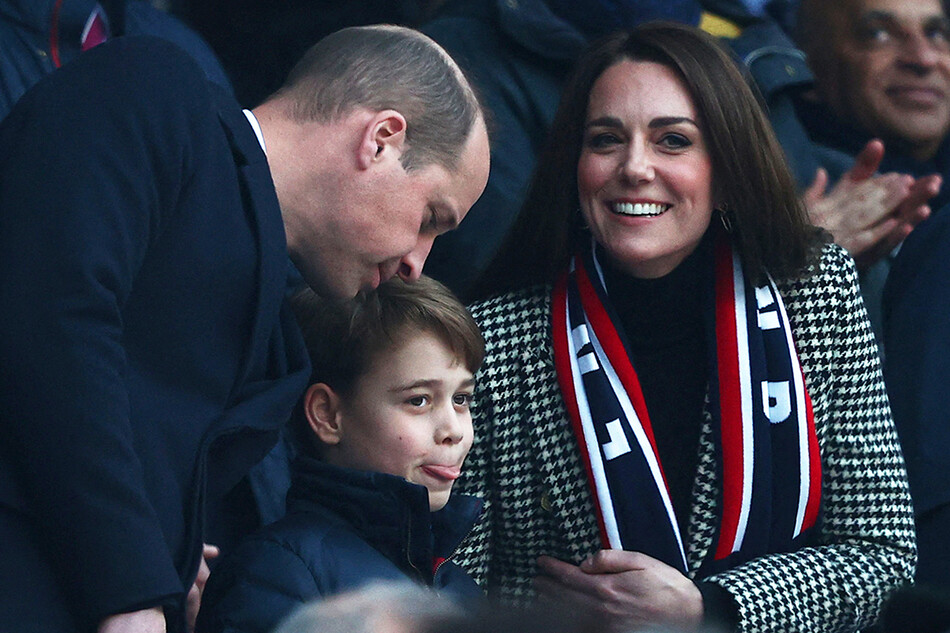 Принц Уильям и Кейт Миддлтон с сыном принцем Джорджем на матче Международного союза регби шести наций между Англией и Уэльсом на стадионе Твикенхэм, 26 февраля 2022