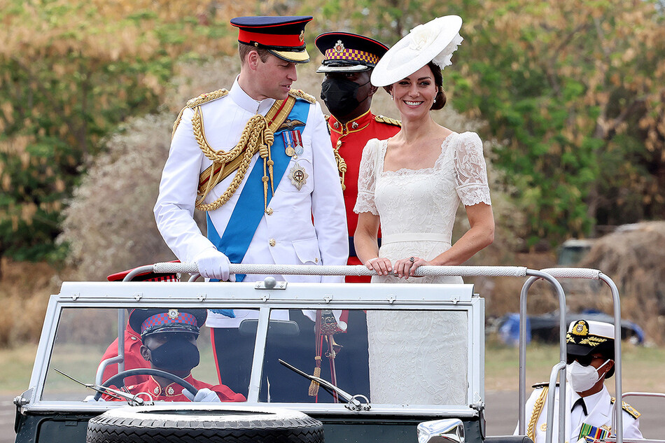 Принца Уильяма и герцогиню Кэтрин раскритиковали за &laquo;колониальный&raquo; характер их поездки на Land Rover во время королевского тура по странам Карибского бассейна, приуроченного Платиновому юбилею королевы, Ямайка, 2022