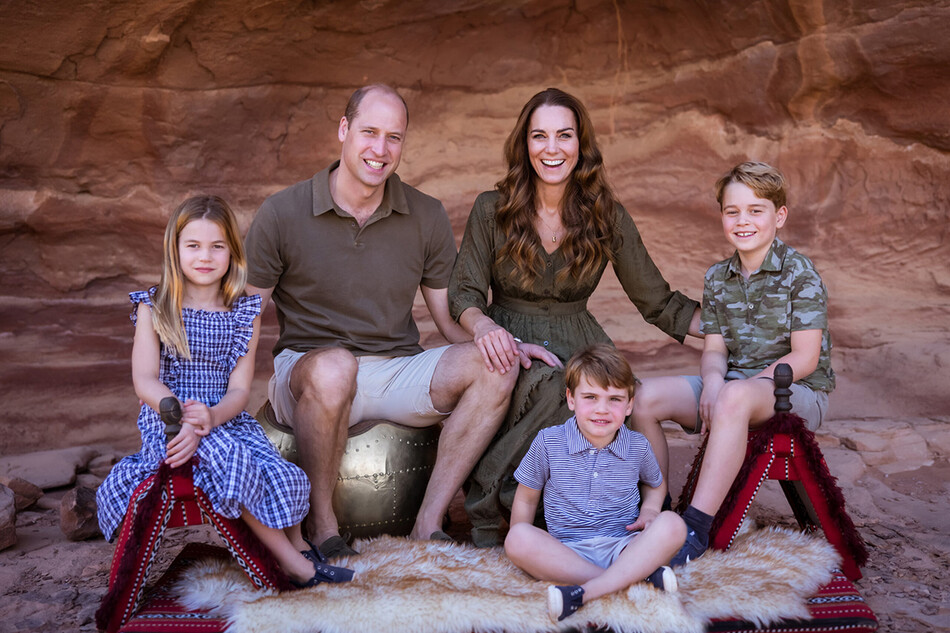 Принц Уильям и Кейт Миддлтон с детьми принцем Джорджем, принцессой Шарлоттой и принцем Луи, 2021, Иордания