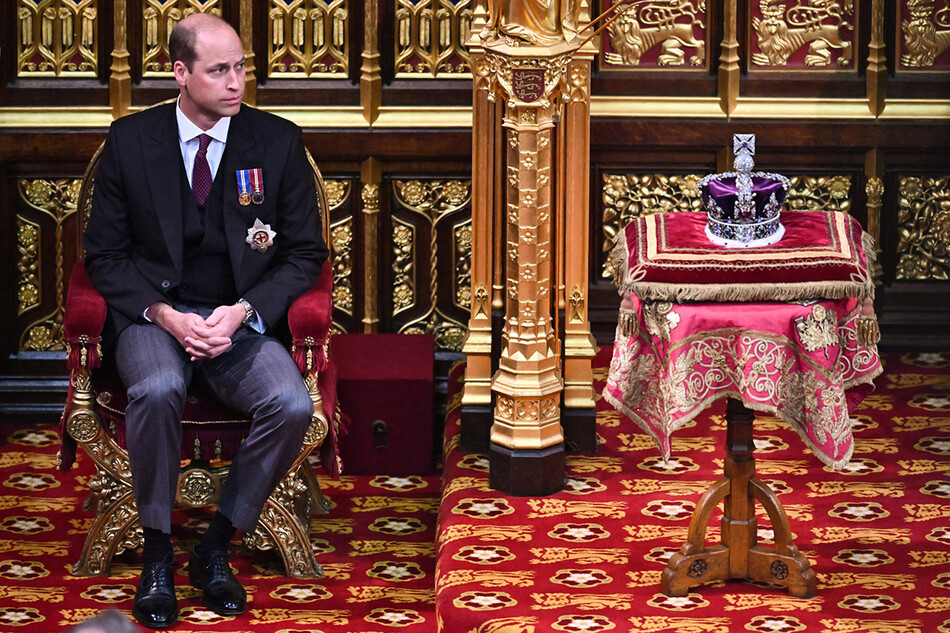 Принц Уильям слушает прочтение обращения королевы Елизаветы II, зачитанное принцем Чарльзом в Палате лордов во время государственного открытия парламента в здании парламента в Лондоне, 10 мая 2022 года