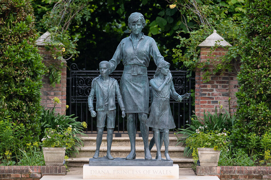 Памятник принцессе Диане в Затонувшем саду Кенсингтонского дворца, 2021