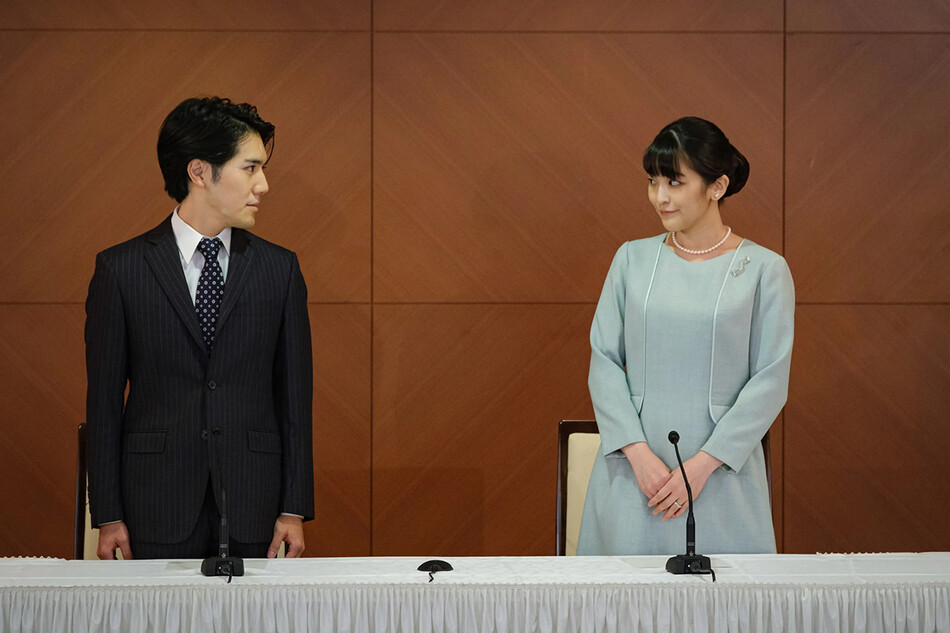 Принцесса Мако и её муж Кей Комуро позируют во время пресс-конференции, посвященной их свадьбе, 26 октября 2021 года в Токио, Япония