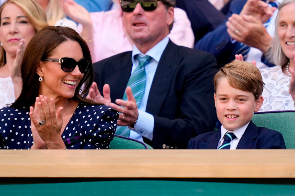 Кэтрин, герцогиня Кембриджская и принц Джордж Кембриджский приняли участие в финале Уимблдонского мужского одиночного разряда во Всеанглийском клубе лаун-тенниса и крокета 10 июля 2022 года в Лондоне, Англия