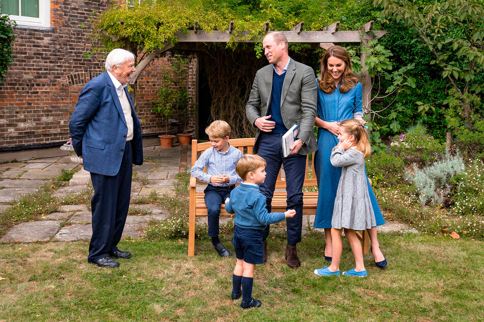 Герцоги Кембриджские с детьми и сэром Дэвидом Аттенборо во внутреннем дворе Кенсингтонского дворца в 2020 году