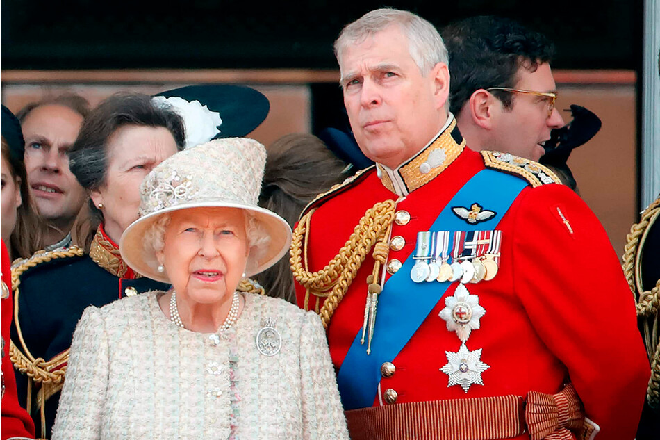 Принц Эндрю требует, чтобы Елизавета II сделали принцесс Беатрис и Евгению главными членами королевской семьи