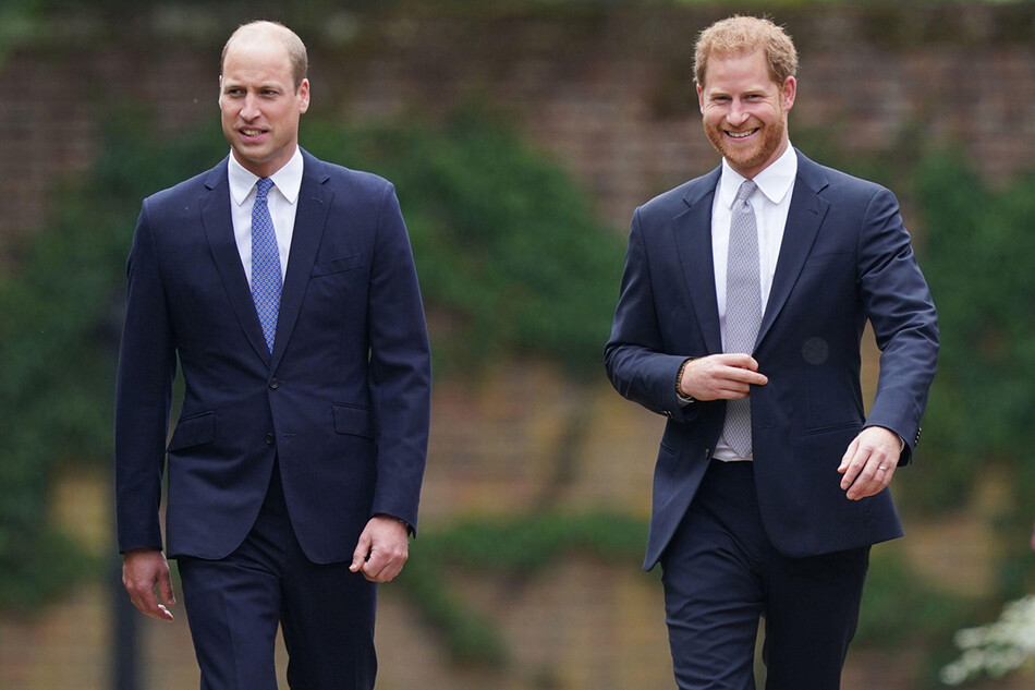 Принц Уильям, герцог Кембриджский и принц Гарри, герцог Сассекский в день открытия статуи их матери Дианы, принцессы Уэльской, в Затонувшем саду в Кенсингтоне дворце 1 июля 2021 года в Лондоне, Англия