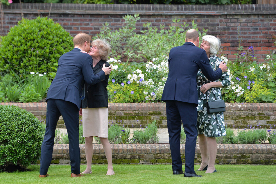 Принц Гарри, герцог Сассекский, и принц Уильям, герцог Кембриджский приветствуют своих тетушек леди Сару Маккоркодейл (вторая слева) и леди Джейн Феллоуз (справа) во время открытия заказанной ими статуи их матери Дианы, Принцесса Уэльская в Затонувшем саду Кенсингтонского дворца в день её 60-летия 1 июля 2021 года в Лондоне, Англия