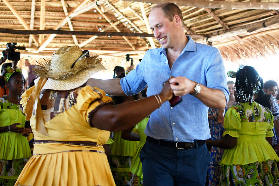 Принц Уильям исполняет зажигательный танец во время второго дня платинового юбилейного королевского тура по Карибскому морю 20 марта 2022 года в Хопкинсе, Белиз