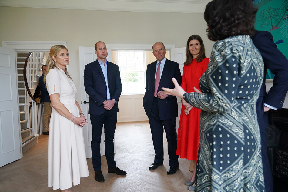 Принц Уильям, герцог Кембриджский, слушает Эллен О'Донохью во время визита в новый лондонский центр James' Place, чтобы узнать больше о работе благотворительной организации по спасению жизней мужчин, переживающих суицидальный кризис, 3 мая 2022 года в Лондоне, Англия