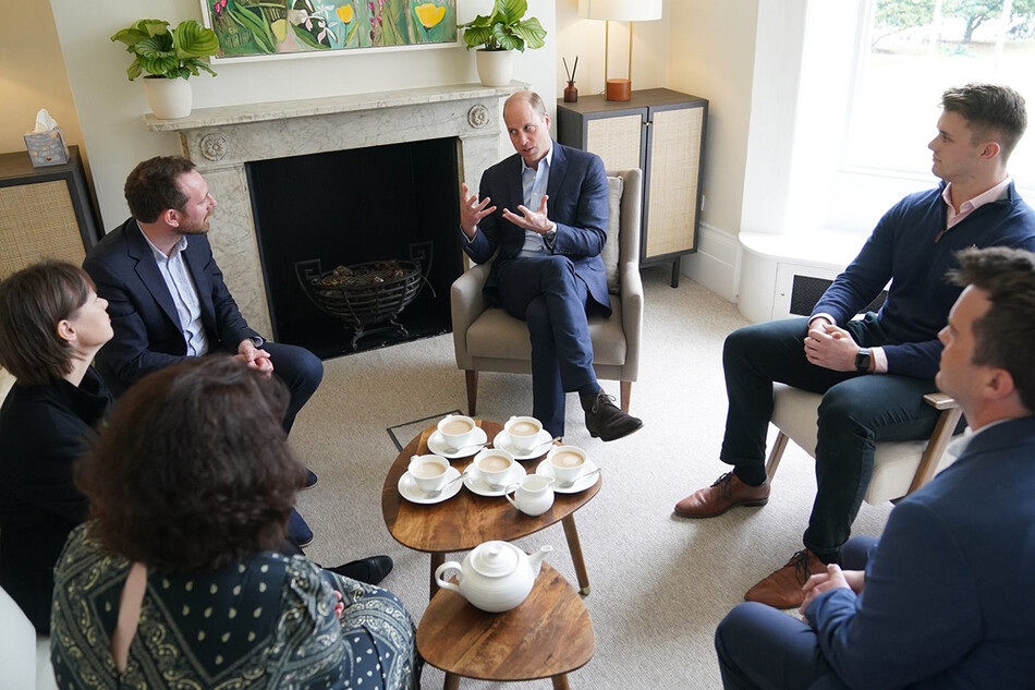 Принц Уильям, герцог Кембриджский рассказывает о высоком уровне самоубийств среди мужчин в Великобритании во время посещения благотворительной организации призванной помогать мужчинам королевства избегать суицидальных мыслей, центр James' Place, 3 мая 2022 года в Лондон, Англия