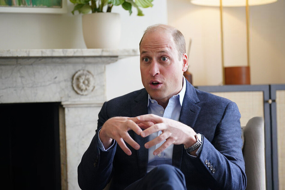 Принц Уильям, герцог Кембриджский активно жестикулирует во время визита в новый лондонский центр James' Place, благотворительную организацию по спасению ментального здоровья мужчин, переживающих суицидальный кризис, 3 мая 2022 года в Лондон, Англия