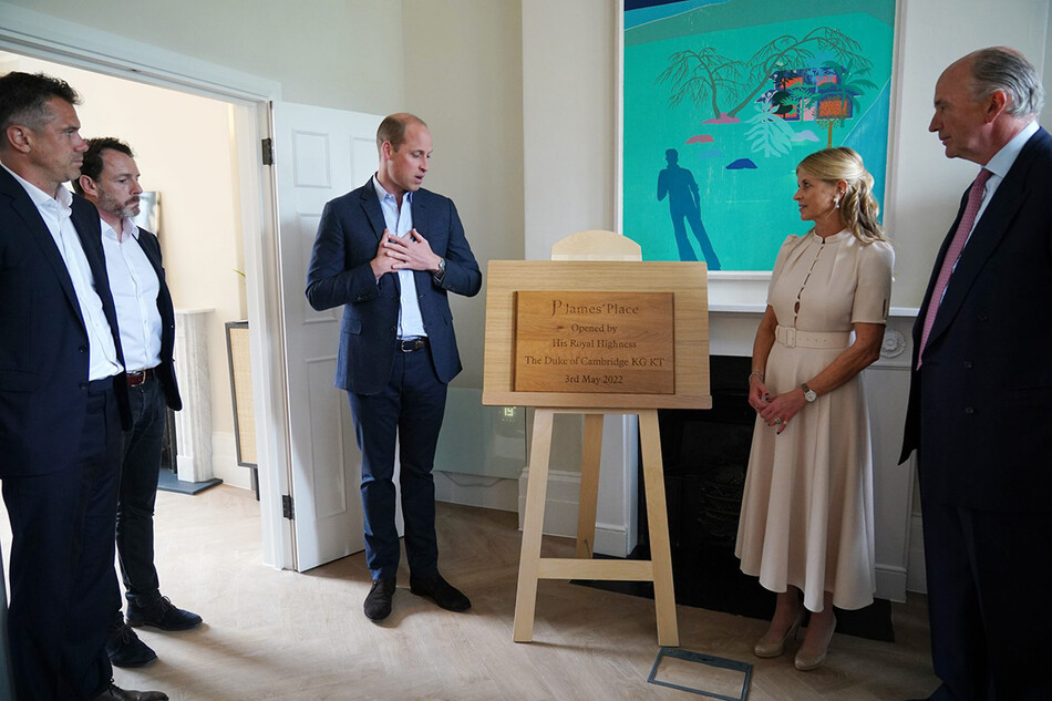 Принц Уильям, герцог Кембриджский, открывает мемориальную доску во время посещения нового лондонского центра James' Place 3 мая, 2022 год в Лондоне, Англия
