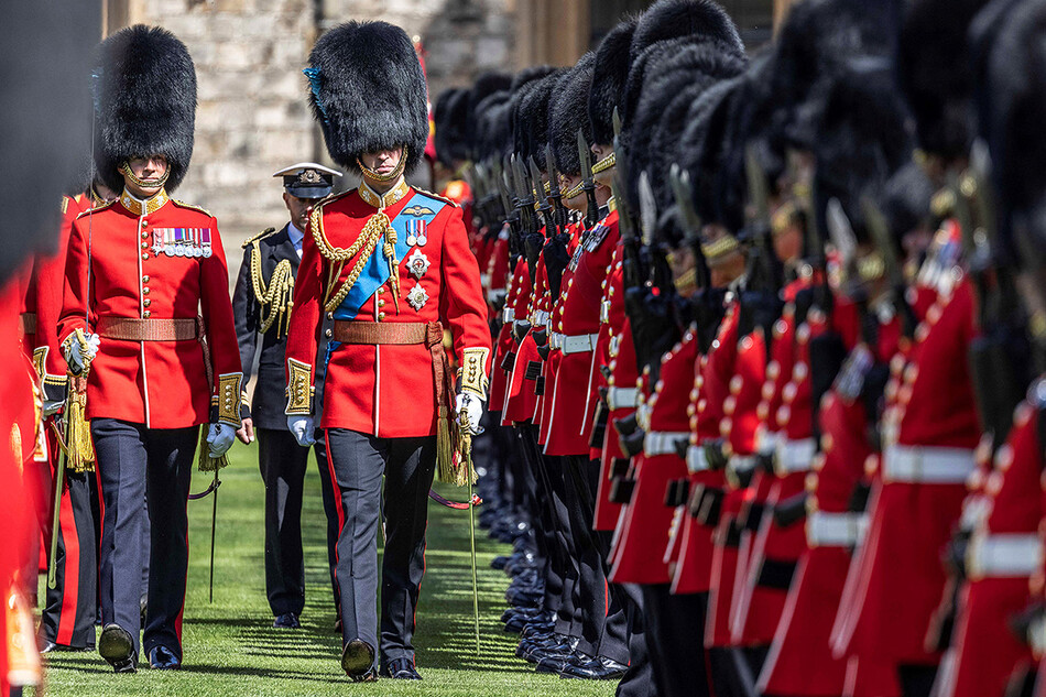 Принц Уильям, герцог Кембриджский, инспектирует 1-й батальон ирландской гвардии в четырехугольнике Виндзорского замка перед вручением полку новых знамён в Виндзоре, 17 мая 2022 года