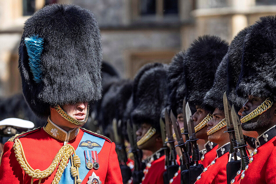 Принц Уильям, герцог Кембриджский, принимает парад у первого батальона ирландской гвардии в четырехугольнике Виндзорского замка перед вручением полку новых знамён в Виндзоре, 17 мая 2022 года