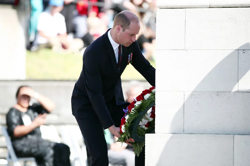 Принц Уильям возлагает венок на службу в честь Дня Гражданского Анзака в Оклендском военном мемориальном музее 25 апреля 2019 года