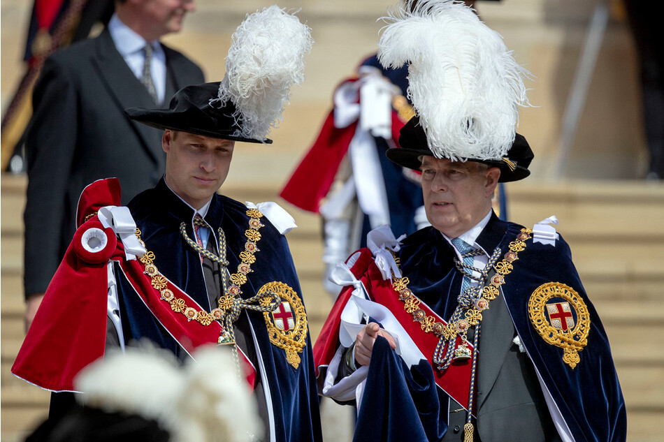 Принц Уильям, герцог Кембриджский и принц Эндрю, герцог Йоркский присутствуют на церемонии вручения ежегодного ордена Подвязки в часовне Святого Георгия в Виндзорском замке 13 июня 2011 года в Виндзоре, Англия