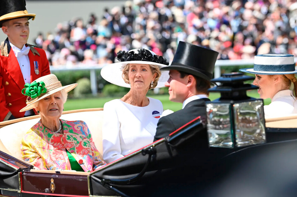 Принцесса Александра, достопочтенная леди Огилви и Патрисия Нэтчбулл, 2-я графиня Маунтбэттен из Бирмы и принцессой Беатрис Йоркской с её мужем Эдоардо Мапелли-Моцци во время Royal Ascot 2022 на ипподроме Ascot 15 июня 2022 года в Аскоте, Англия
