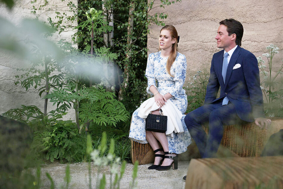 Принцесса Беатрис с мужем Эдоардо Мапелли-Моцци отдыхают после экскурсии по выставке цветов в Челси 23 мая 2022 года в Лондоне 