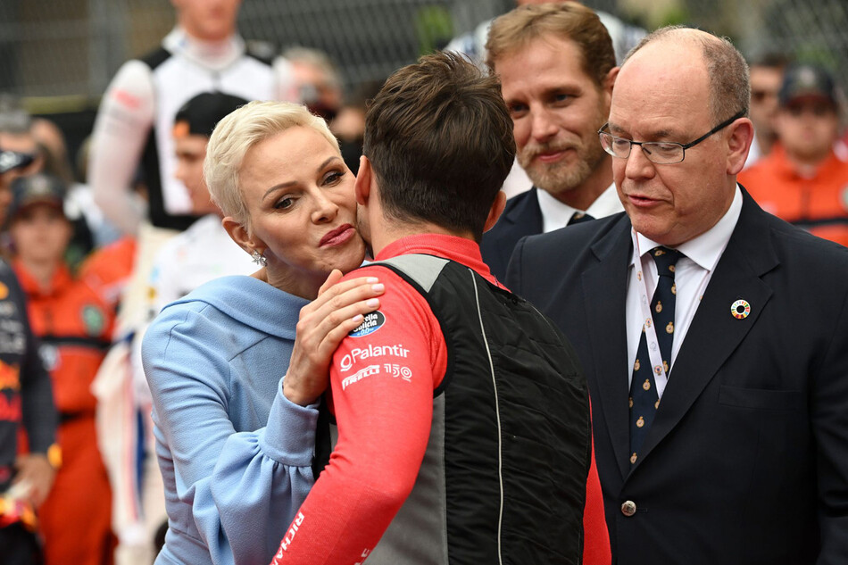Принцесса Монако Шарлен и принц Монако Альбер поздравляют Шарля Леклерка пилота Феррари из Монако после Гран-при Монако F1 на трассе Монако 29 мая 2022 года в Монте-Карло, Монако