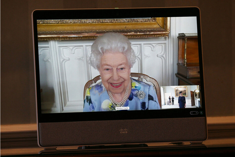 Королева Елизавета II общается по видеосвязи в Виндзорском замке, 2021