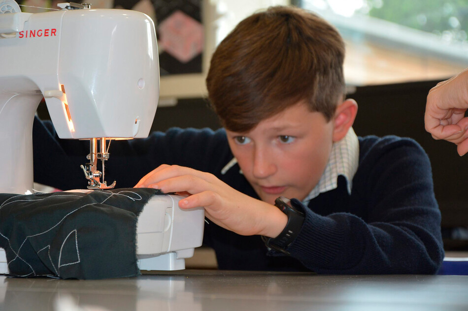 Частное учебное заведение Ламбрук в Беркшире предлагает своим ученикам кружки кройки и шитья для развития навыков ведения собственного модного бренда&nbsp;