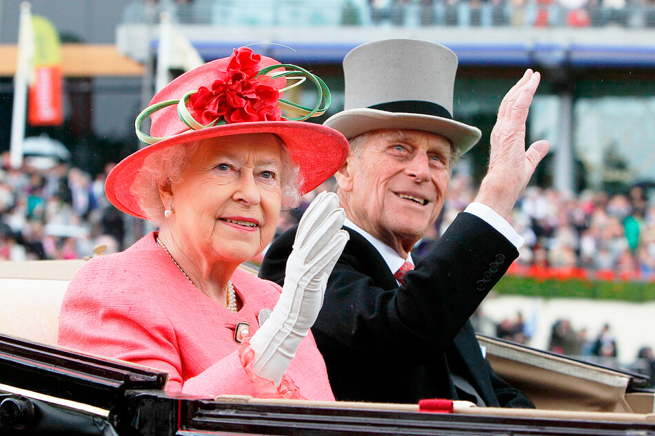 Королева Елизавета II и принц Филипп, герцог Эдинбургский прибывают на Королевский ипподром в Аскоте 16 июня 2011 года, Англия
