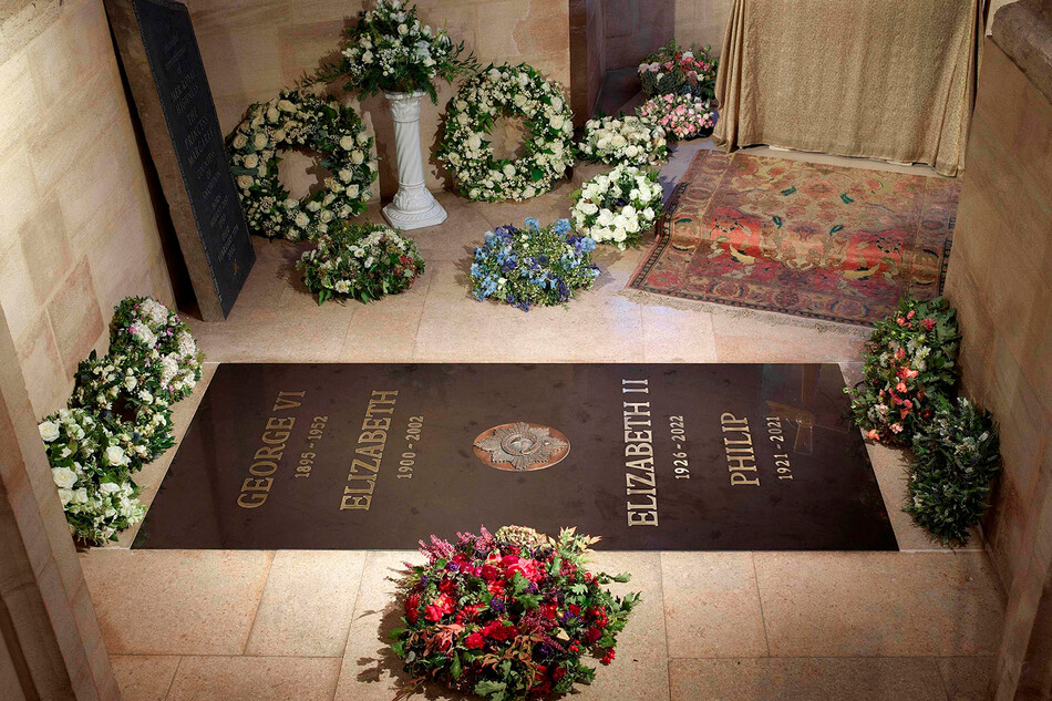 Букингемский дворец опубликовал первую фотографию места последнего упокоения королевы Елизаветы II и принца Филиппа, 24 сентября 2022 года