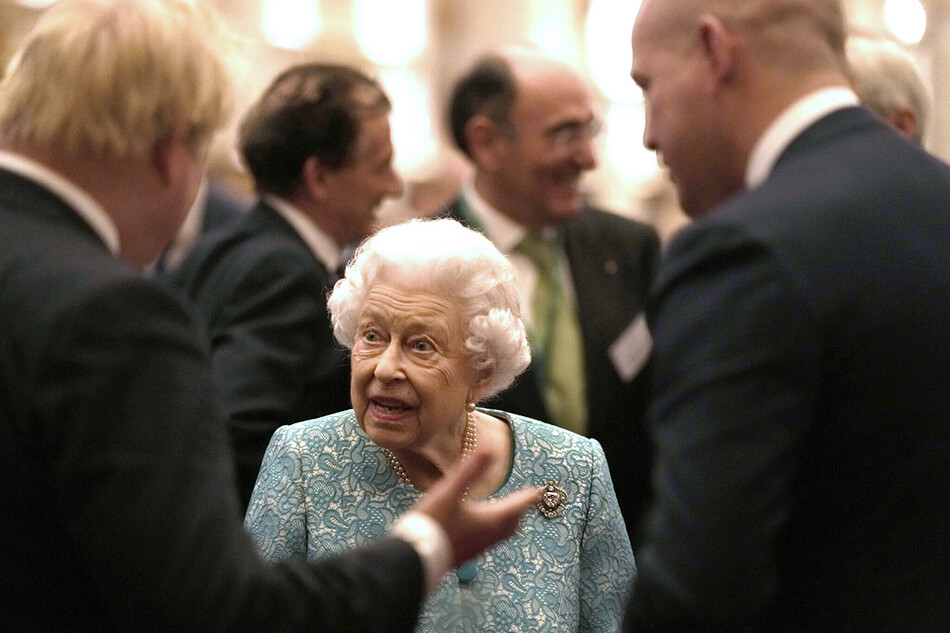 Елизавета II и премьер-министр Борис Джонсон приветствуют гостей во время приема для лидеров международного бизнеса и инвестиций в Виндзорском замке в ознаменование Глобального инвестиционного саммита 19 октября 2021 года в Виндзоре, Англия