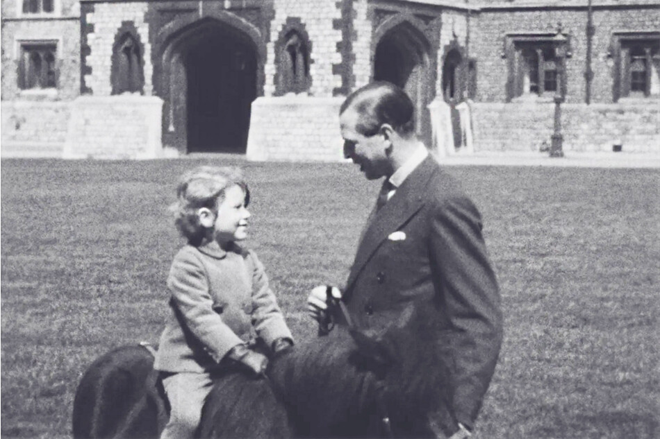 Принцесса Елизавета со своим дядей принцем Джорджем, герцогом Кентским, в Виндзорском замке в начале 1930-х годов