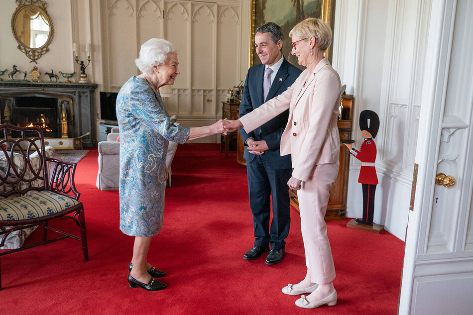 Королева Елизавета II приветствует президента Швейцарии Игнацио Кассиса и его жену Паолу Кассис во время аудиенции в Виндзорском замке 28 апреля 2022 года в Виндзоре, Англия