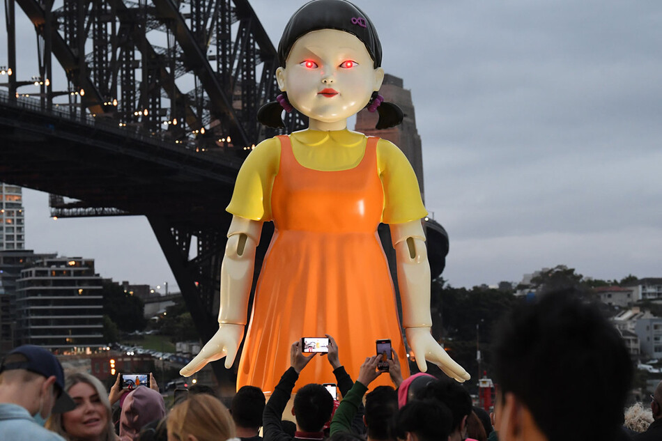 Гигантскую куклу из &laquo;Игра в кальмара&raquo; установили в Сиднее