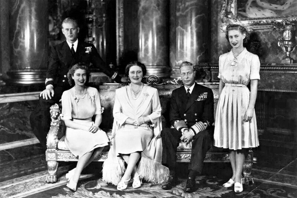 Королевская семья Великобритании, включая жениха принцессы Елизаветы лейтенанта Филипа Маунтбеттена, Лондон, Англия, 15 ноября 1947 года. Слева направо: лейтенант Маунтбеттен, принцесса Елизавета, королева Елизавета, король Георг VI и принцесса Маргарет Роуз