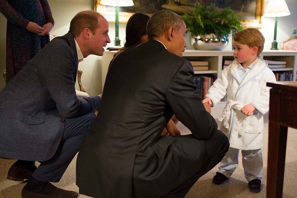 Президент Барак Обама во время знакомства с принцем Джорджем, Кенсингтонский дворец 22 апреля 2016 года в Лондоне, Англия