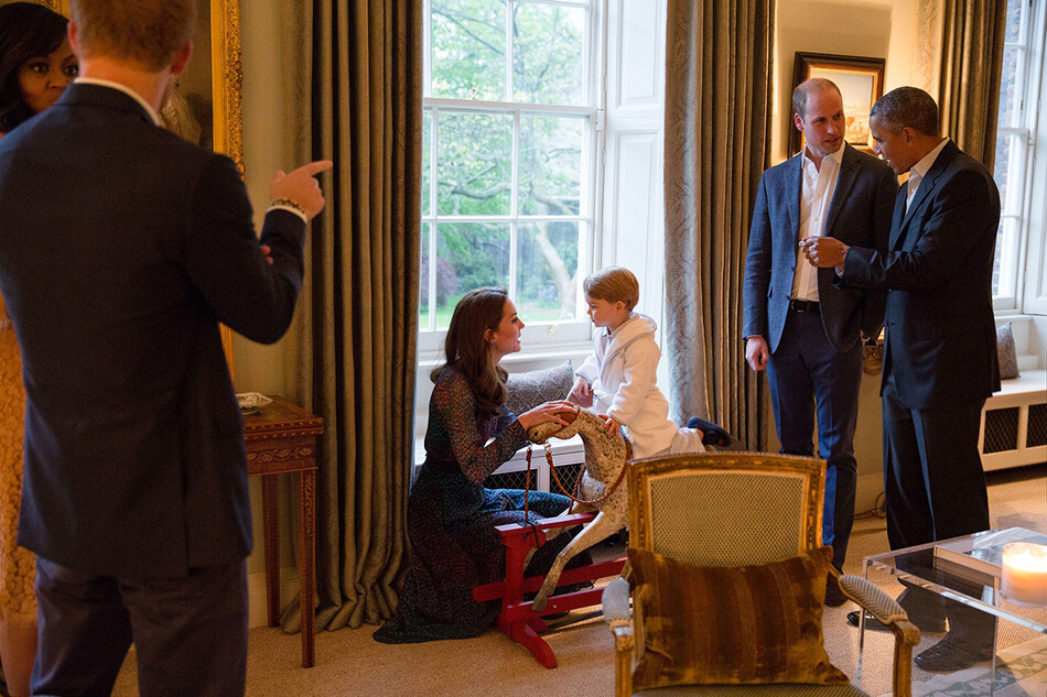 Президент Барак Обама и его жена Мишель Обама во время знакомства с принцем Джорджем. На фото принц Уильям, герцогиня Кэтрин, принц Гарри и принц Джордж, Кенсингтонский дворец 22 апреля 2016 года в Лондоне, Англия
