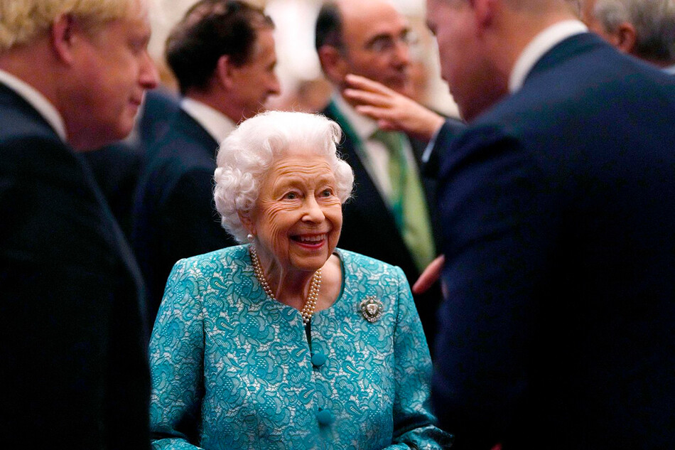 Елизавета II и премьер-министр Великобритании Борис Джонсон приветствуют гостей во время приёма по случаю Всемирного инвестиционного саммита в Виндзорском замке, 19 октября 2021