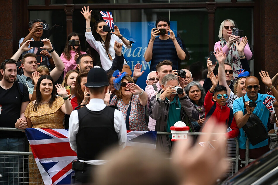 Толпа приветсвует и освистывает принца Гарри и Меган Маркл на службе Благодарения в честь Платинового юбилея королевы, 2022&nbsp;