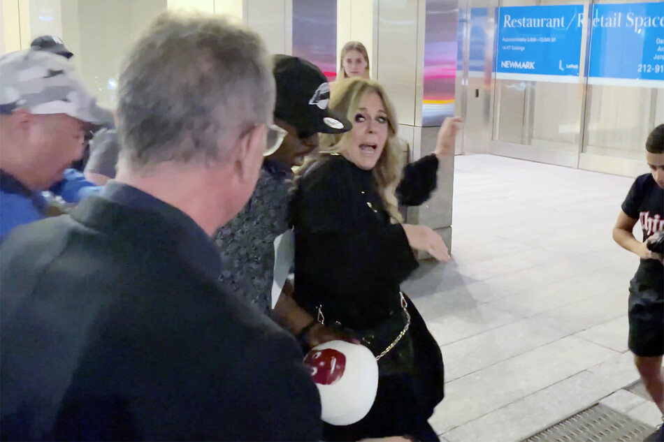Фанаты Тома Хенкса сбивают с ног жену актёра Риту Уилсон во время выхода с мероприятия в Нью-Йорке, 16 июня 2022 года