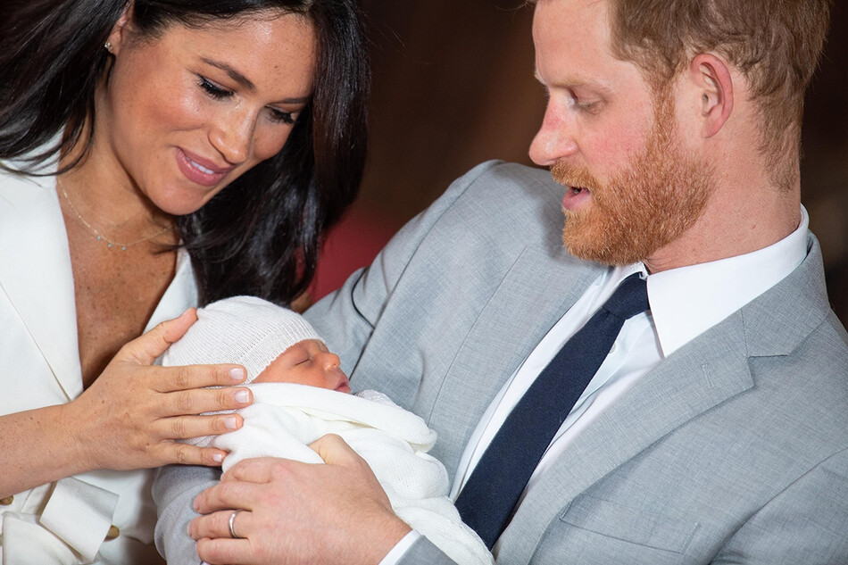 Принц Гарри, герцог Сассекский и Меган, герцогиня Сассекская, позируют со своим новорожденным сыном Арчи Харрисоном Маунтбеттен-Виндзор во время фотосессии в зале Святого Георгия в Виндзорском замке 8 мая 2019 года в Виндзоре, Англия. Герцогиня Сассекская родила ребенка в 05:26 в понедельник, 6 мая 2019