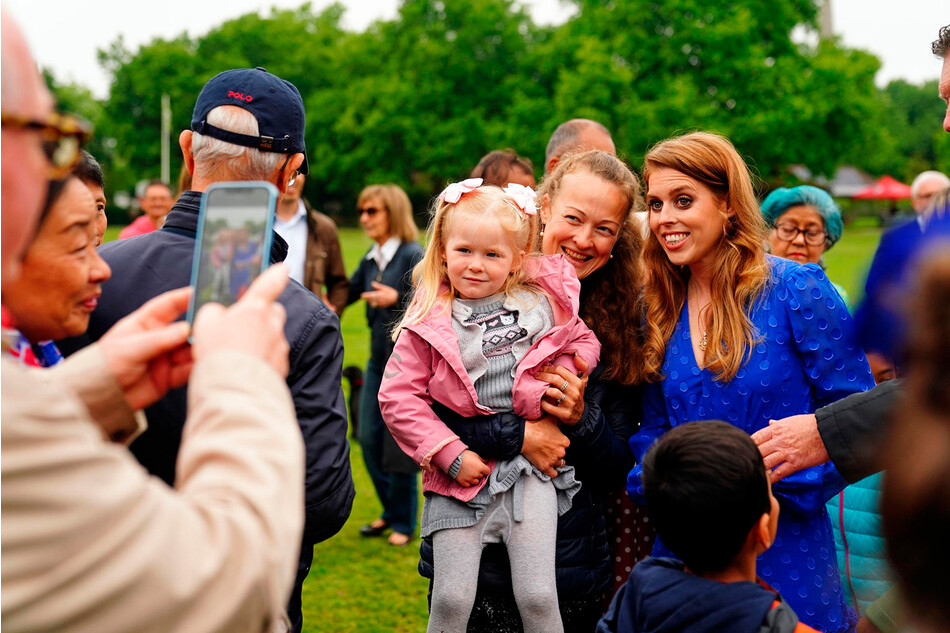 Принцесса Беатрис позирует королевскими фанатами во время Большого юбилейного обеда, на площадке отдыха Паддингтон в Лондоне, 5 июня 2022