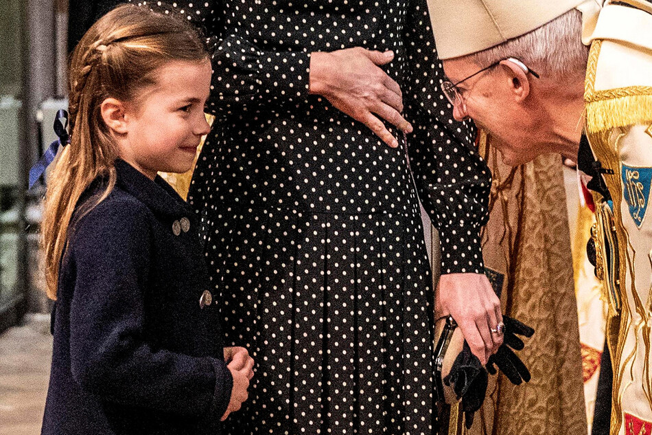 Принцесса Шарлотта Кембриджская с архиепископом Кентерберийским Джастином Уэлби во время службы в честь Дня памяти принца Филиппа, герцога Эдинбургского, в Вестминстерском аббатстве в центре Лондона 29 марта, 2022