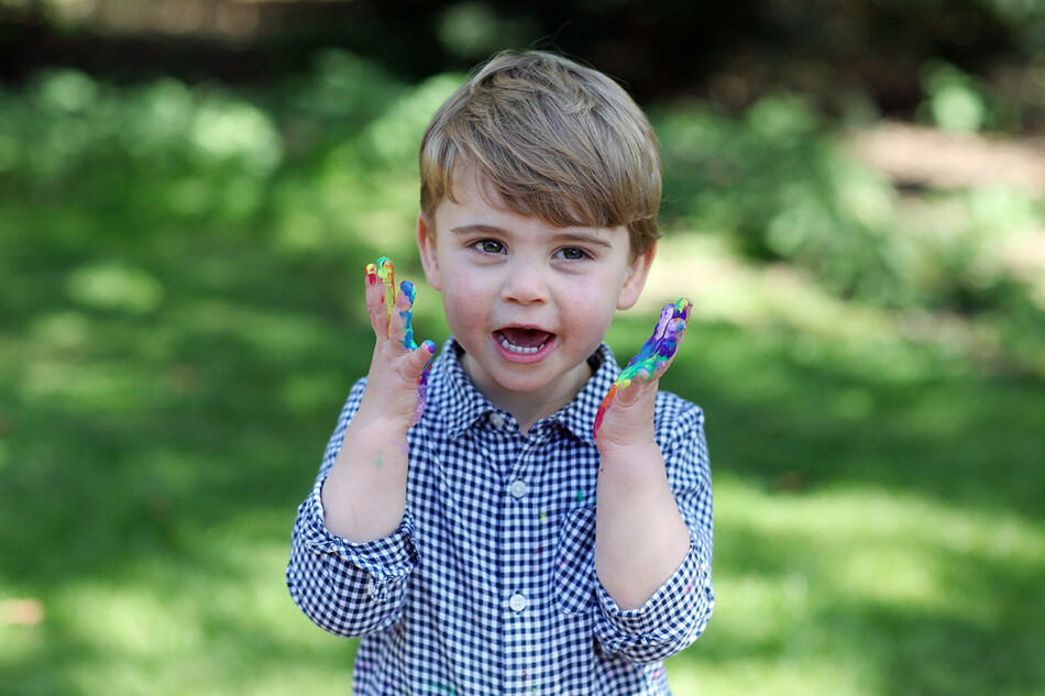 Герцогиня Кейт поделилась с королевскими фанатами официальными портретами младшего сына принца Луи в честь его 2-летия, 2020